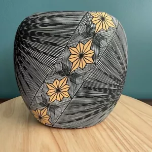 Jarrón De Colección Años 70 Acoma Pueblo Nuevo México Hecho a Mano Cerámica Negro Blanco Amarillo Firmado - Imagen 1 de 10