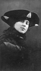 drw3 - ANTIQUE PHOTO ON POSTCARD STOCK WOMAN IN ART DECO HAT - Picture 1 of 1