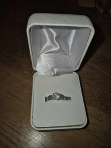 10 Kt White Gold Cubic Zirconia Ring - Picture 1 of 5