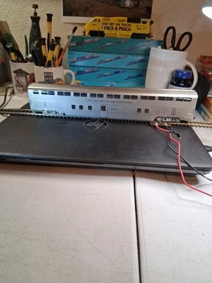 Entrenador de transición de alto nivel SoHo & Company escala Ho latón chapado Santa Fe Foto 1 de 4