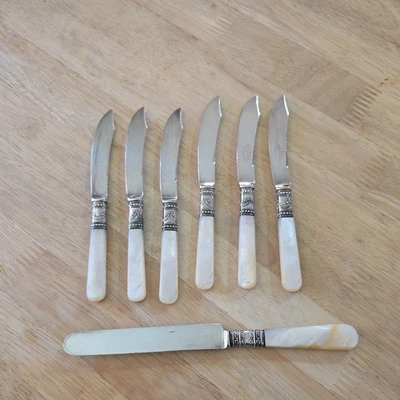 АНТИКВАРНЫЕ ФРУКТОВЫЕ НОЖИ 19 В. ИЗ ЧИСТОГО СЕРЕБРА С ПЕРЛАМУТРОМ — НАБОР ИЗ 7 ПРЕДМЕТОВ - Изображение 1 из 4