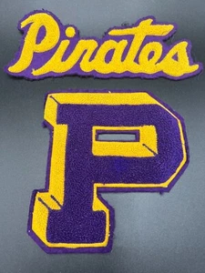 Vintage Chenille Uni Buchstabe ""P"" und Team ""Piraten"" Originalumschlag - Bild 1 von 7