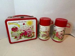 Aladdin Industries Strawberry Shortcake Metall Brotdose mit 2x Thermoskannen rot weiß - Bild 1 von 6