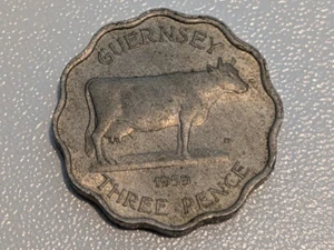GUERNSEY 1959 3 PENCE THREEPENCE, GUERNSEY KUH GEWELLTER RAND & DICKER FLAN - Bild 1 von 4