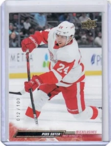 2022-23 Upper Deck Series 1 Pius Suter UD Exclusives Insert Card /100 Red Wings - Bild 1 von 2