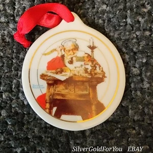 Adorno de árbol de Navidad de porcelana de Santa Norman Rockwell 1996 letras de lectura - Imagen 1 de 5