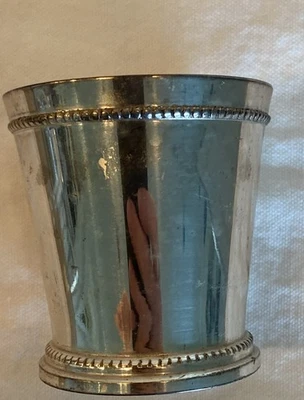 Copo Julep Vintage Twos Company Frisado Perfeito Latão Banhado a Prata 2 3/4” de Altura - Imagem 1 de 4