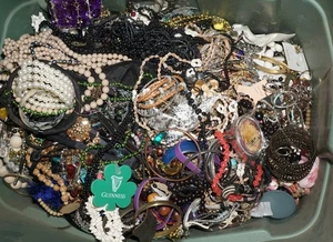 Modeschmuck gemischt GRAB BAG TW 19+ Pfund Metall BASTELN SAMMLERSTÜCK KOSTENLOSER VERSAND - Bild 1 von 21