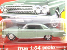AUTO WORLD - 1962 CHEVROLET IMPALA SS 409 (RUBBER TIRES) - 1/64 DIECAST