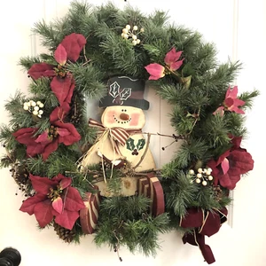 Corona pupazzo di neve Rustic Country 24" con nastri rossi di Poinsettias bacche pigne - Foto 1 di 7