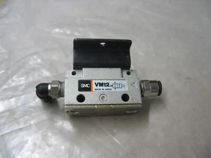 SMC VM12 VALVOLA PNEUMATICA MANUALE CON STAFFA DI MONTAGGIO P9632 - Foto 1 di 4