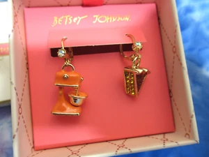 New Betsey Johnson Gold Tone Mixer & Pie Slice Mismatch Drop Earrings BOXED - Picture 1 of 4