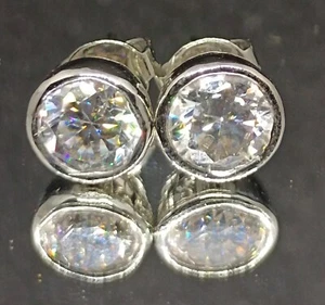 4Ct Redondo Corte Simulado 1 Diamante Tuerca Pendientes 14K Bañado en Oro Blanco - Imagen 1 de 8