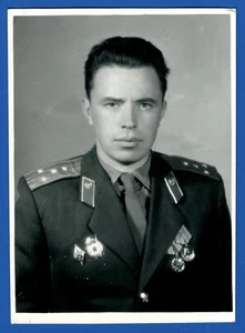 Hombre guapo en uniforme militar con premios, retrato vintage foto soviética de la URSS - Imagen 1 de 4