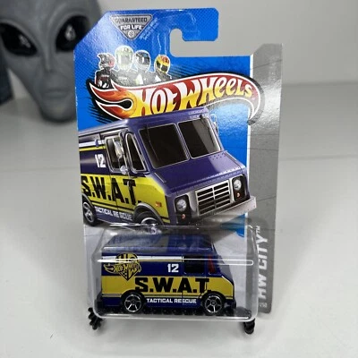 Hot Wheels S.W.A.T. 2013 Símbolo de caza del tesoro Combat Medic azul metálico 12/250 Foto 1 de 4
