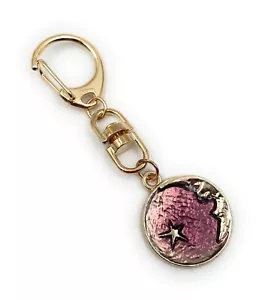 Schlüsselanhänger Mond Halbmond Nacht Himmel Stern lila gold Anhänger Keychain - Picture 1 of 5