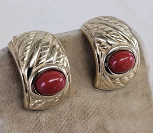 Christian Dior signierte Vintage rote Lucite goldfarbene Schlangenstruktur ClipOn Ohrringe - Bild 1 von 8