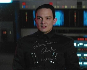 Foto autógrafa Star Wars Sebastian Armesto teniente Mitaka 8x10 - genuina firmada - Imagen 1 de 2