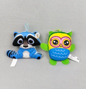 Lot de 2 petites peluches hibou 16 cm et raton laveur 13 cm à suspendre NEUF - Photo 1/2