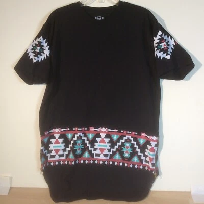 Camiseta Bleeker & Mercer Talla XL Extra Grande Negra Roja Azteca Geométrica Cremallera Lateral Foto 1 de 4