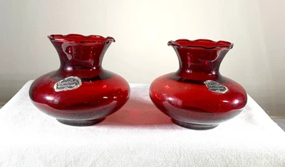 PAIR OF VINTAGE ANCHORGLASS/ANCHOR HOCKING ROYAL RUBY VASES ~ 3  1 /4" ~ LABELS - Image 1 of 4