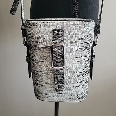 Bandolera Vince Camuto Group Pema imitación piel de serpiente negra/blanca Foto 1 de 4