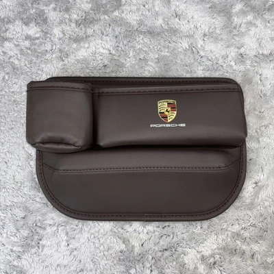 Organizador de almacenamiento insertado de cuero marrón para automóvil con portabotellas con logotipo Porsche Foto 1 de 4