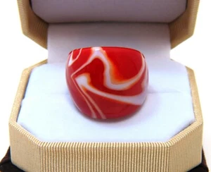 ¡Fans de los Chiefs! Anillo de vidrio soplado a mano único rojo con remolino naranja y blanco talla 6,5 - Imagen 1 de 4