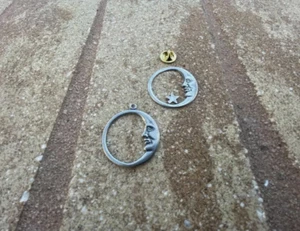 NIGHT SKY SOLAR SYSTEM 2 CRESCENT MOON & STAR  PENDANT & Pin. - Picture 1 of 1