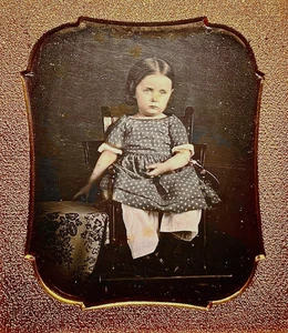NICELY TINTED 1/6 PLATE DAGUERREOTYPE - A GORGEOUS 1840'S CHILD INSIDE FULL CASE - Picture 1 of 3