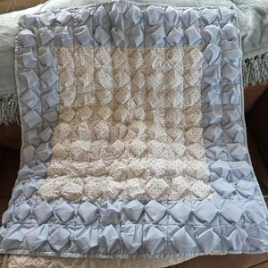 Handgefertigte blau & weiße Patchwork "Puffs" Kinderzimmer Quilt. 35”X33”. Flanellrücken - Bild 1 von 8