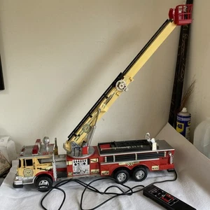 Vintage 1988 neues helles Spielzeug ferngesteuertes Feuerwehrauto vollständig getestet - Bild 1 von 16