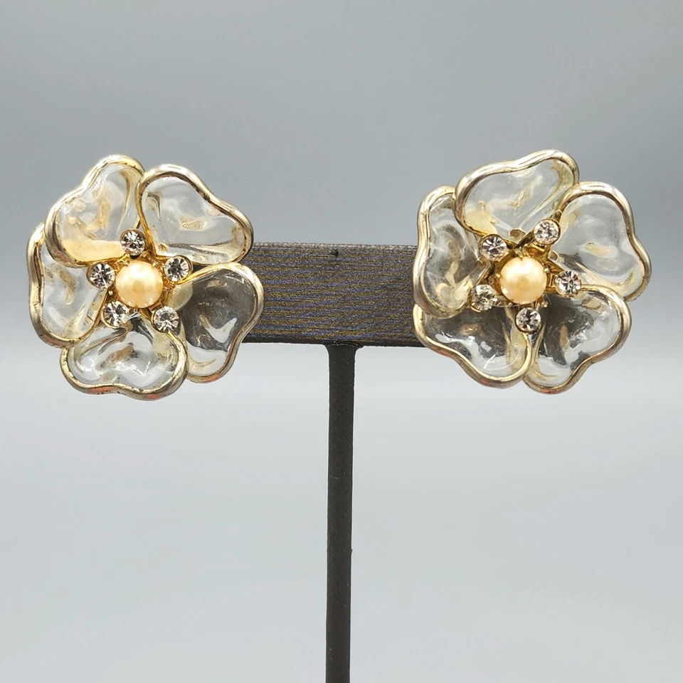 Brincos vintage com clipe de flor esculpida em strass pérola falsa lucite transparente - Imagem 1 de 4
