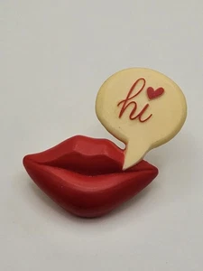Vintage Hallmark 1981 "HI" Red Lips Valentine Kunststoff Brosche Anstecknadel - Bild 1 von 8