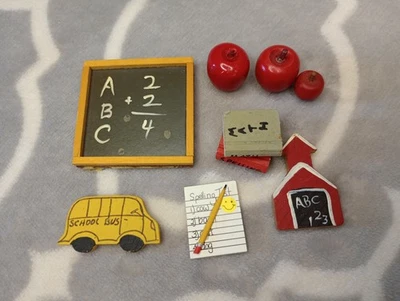 Madera Miniatura Maestro Escuela Casa Autobús Manzanas Papel Lápiz Libros Pizarra Foto 1 de 4