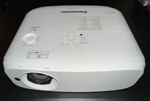 Panasonic PT-VZ580 WUXGA LCD Projector 5000 Lumens -25 foot Image- 1920 X 1200 - Afbeelding 1 van 10