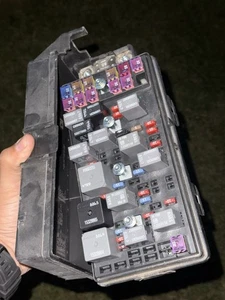 OEM 20822695 Chevrolet Malibu 2009-2012 Fuse Box Relay Unit Module - Picture 1 of 2