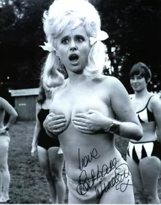 Film Autograph: BARBARA WINDSOR (Carry On Camping) Rare Signed Photo - Foto 1 di 1