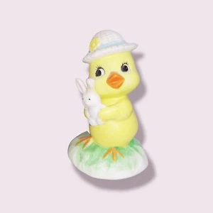 Estatuilla vintage de cerámica ojo lateral bebé pollito sosteniendo conejo de 3 - Imagen 1 de 2