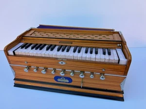 TEAKHOLZ FARBHARMONIUM * ARTIKEL IN DEN USA. VERSAND INNERHALB VON 24 STUNDEN *BRANDNEU* - Bild 1 von 4