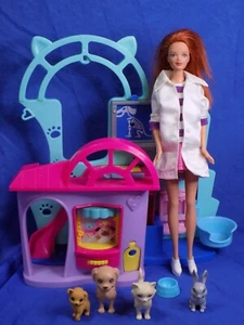 Barbie Tierklinik mit Büropuppe 4 Haustiere Mattel 2011 - Bild 1 von 11