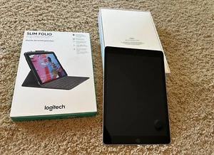 Apple iPad (9.7-inch) A2602 256 GB, Wi-Fi, 9.7 in - Silver +Logitech SlimFolio - Afbeelding 1 van 1