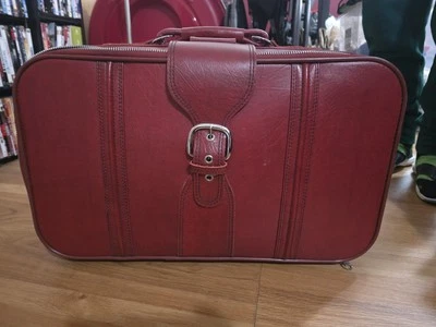 Maleta de vinilo roja vintage hecha por Sears cierre con hebilla Foto 1 de 4