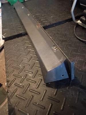 Right Rocker Panel Moulding OEM 2006 Hummer H3 - Image 1 of 2