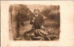 Cartolina antica RPPC poliziotto studio alligatore posta privata piegaKE14 - Foto 1 di 3