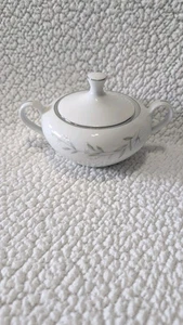 St Regis 101 Zuckerdose weiß Blumen grüne Blätter Platinrand Made in Japan - Bild 1 von 11