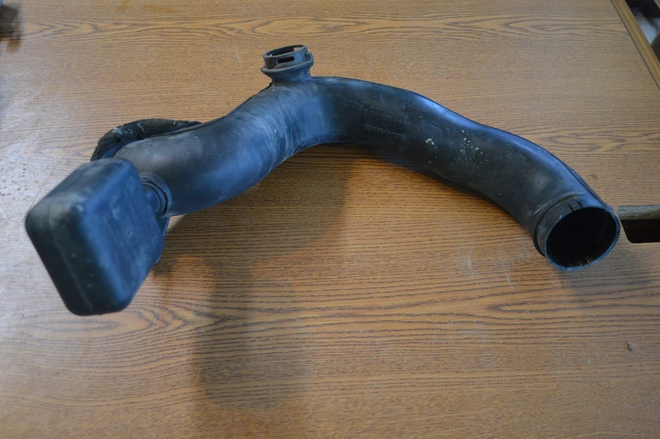 2009-2011 MERCURY MARINER 2009-2012 ESCAPE AIR CLEANER INTAKE DUCT - Image 1 of 1