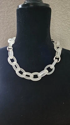 Collar RJ Graziano proporción dorada esmerilado transparente grueso acrílico eslabones y tono plateado Foto 1 de 4