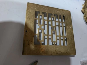 Remache de latón vintage con diseño de hojas grabadas - Imagen 1 de 3