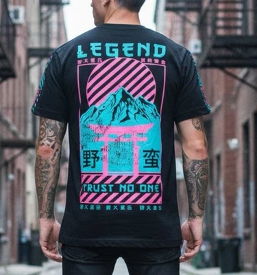 Camiseta gráfica japonesa Fresh Laundry Vaporwave Trust No One preta rosa azul-petróleo P M - Imagem 1 de 4